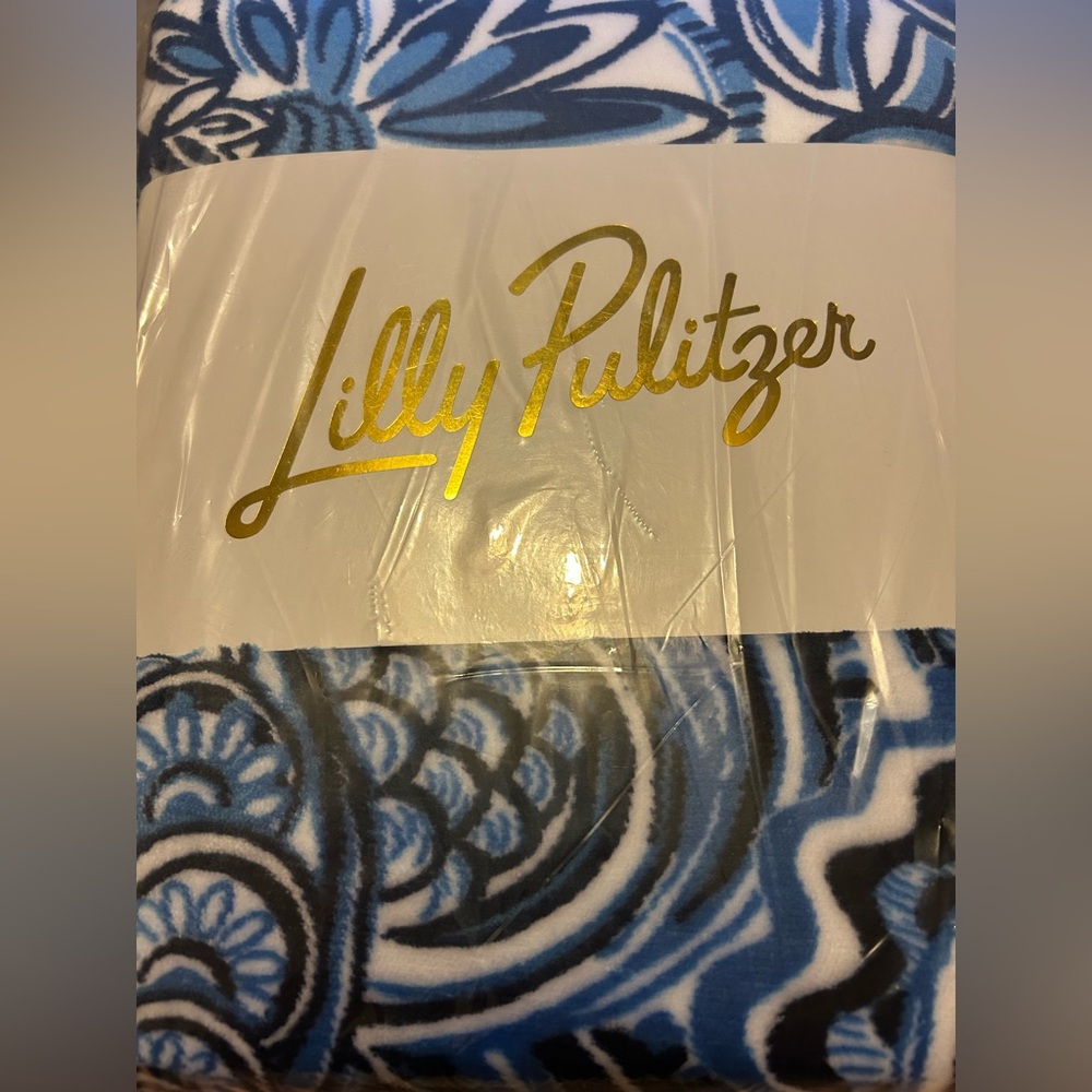 New NWT Lilly Pulitzer Resort White Fleece Blanket Give it a Whirl Winter